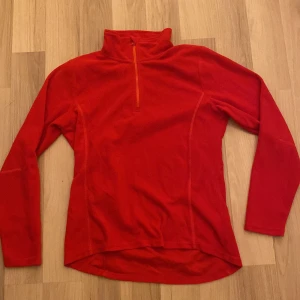 fleecetröja - En varm och godig fleecetröja som är perfelt inför vintern, själv har jag använt denna till skidåkning☺️tröjan är i ett bra skick och ingenting är trasigt