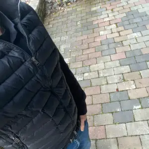 moncler cardigan herr perfekt till hösten/vintern. Använd några gånger men väldigt försiktig. Jackan sitter perfekt på mig då jag är lite över 180 och väger cirka 75 kg. 