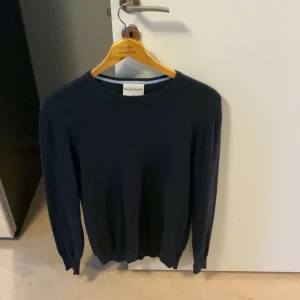 Stickad crewneck - En stickad crewneck från Bruun & Stengade i jätte bra skick och jätte sparsamt använd. De ba skriva om du har funderingar eller frågor :) 