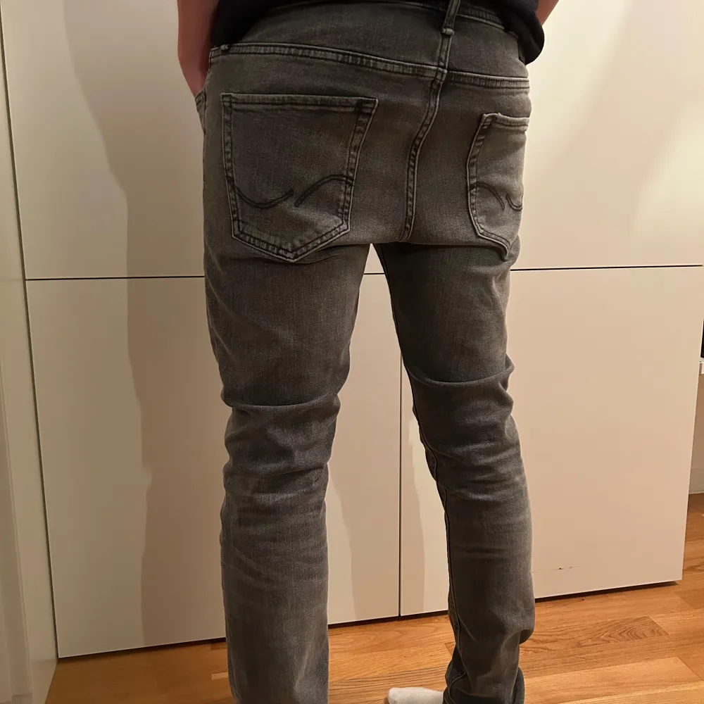 Säljer nu dessa Jack & Jones jeans i storleken W29/L32 men passar dessutom W28. De är använda cirka 2-3 gånger och är i skicket 10/10.🤩 Modellen på jeansen heter ”SLIM/GLENN”. Hör av er om det är något ni undrar över// mvh Vilmer.. Jeans & Byxor.