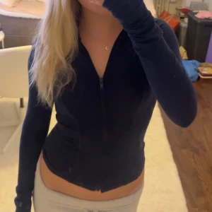 Gina soft touch zip jacket - Kofta från Gina, knappt använd, strl xs, sköt material, sitter tajt och fint men sttetchig, dm för mer pris kan diskuteras 💕‼️ Nypris 359kr helt slutsåld i denna färg‼️