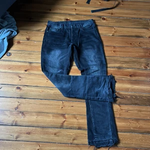 Mnml flare jeans - Skick 8/10 igen syd under rumpan annars inga slittningar eller skador priset är inte suttet i sten 🪨 