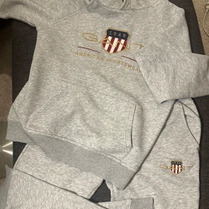 Gant mjukis set  - Säljer mitt gant mjukis set i storlek 158-164/13-14 år. Byxorna endast använda 1 gång och hoodien ett fåtal💕 Skriv för mer info💙nyskick 