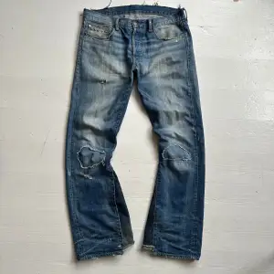 skitfeta flared jeans. skön wash, najs distressing. stjärnstuds vid fickan. sitter bra på mig som är 183. kom privat vid frågor