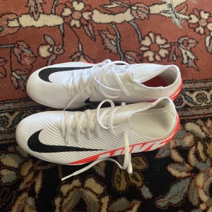 Nike Fotbollsskor  - Bra skick använd 2 ggr, kommer med skolåda