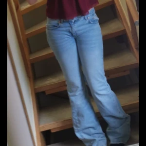 LOW WAIST BOOTCUT GINA TRICOT JEANS - Superfina low waist gina tricot jeans som tyvvär blivit lite tajta på mig. De är nersydda och därför extra low waist (men de  är sållart sydda med rätt stygn och är därför lika hållbara) Passar storlek xs-s/ 34-36