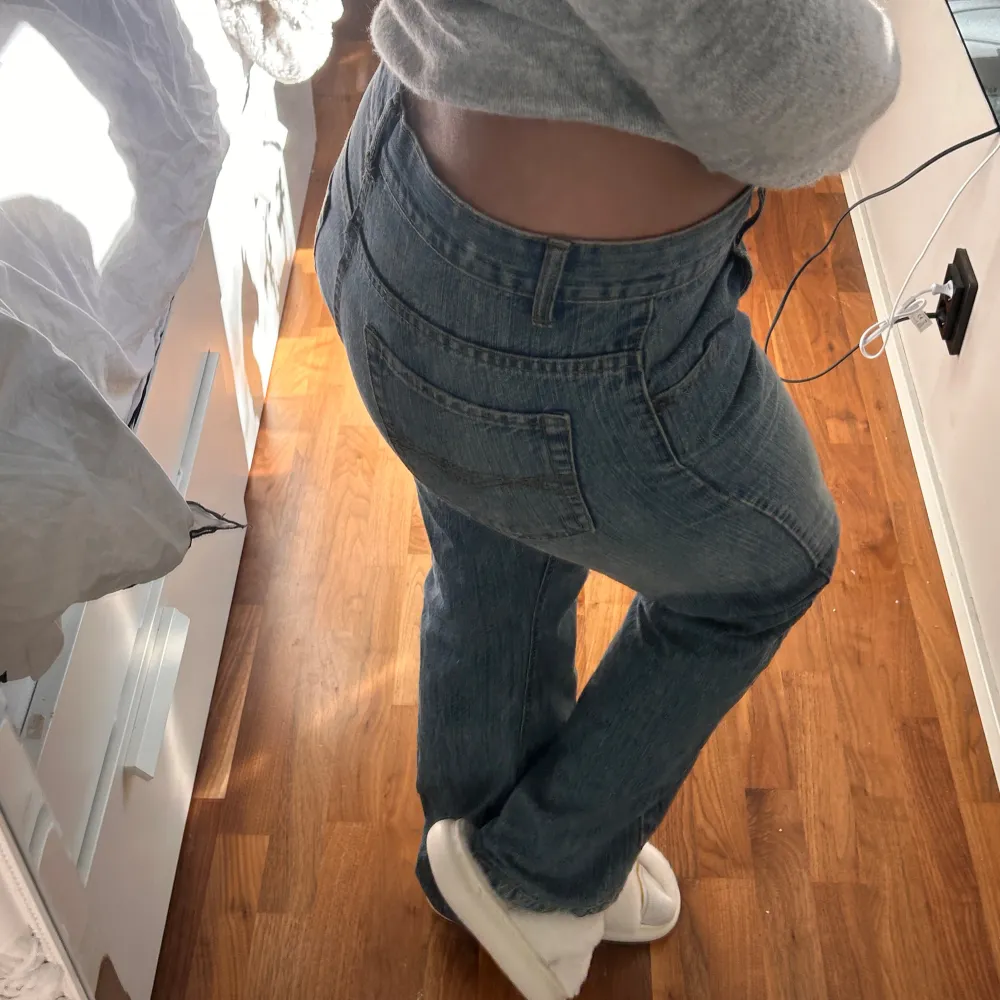 Säljer dessa snygga lågmidjade jeans då jag inte använder dom så mycket längre.  Oklart vad för storlek de är på dom men passar mig som har storlek 36 💕 . Jeans & Byxor.