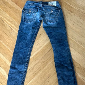 TRUE RELIGION JEANS!🩷 - skit snygga lågmidjade true religion jeans som passar xxs! säljs pga de är för små :( dem är tighta och köpta för över 1000kr! kom gärna med bud!🩷 skriv bara för mer frågor🤗