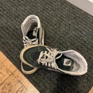 Vans sneakers  - Säljer mina Vans sneakers! Bra skick utanpå har lite defekter inuti men inget som syns (tyget har blivit slutet innuti) storlek 37!