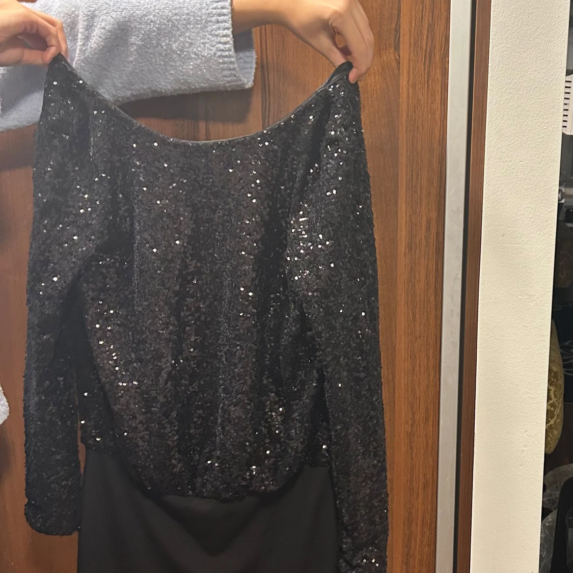 Svart glittrig klänning