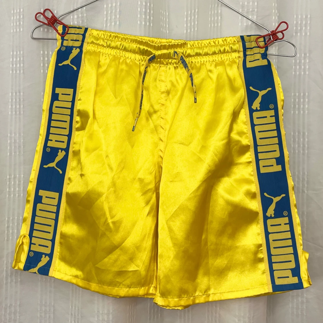 Gula shorts från Puma