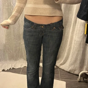 Blå jeans med bootcut - Snygga blå jeans med bootcut och väldigt låg midja. storlek M. Coola bakfickor. höftlängd:42 innerbenslängd: 78