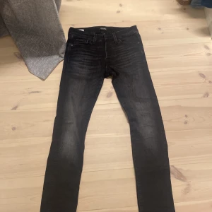Svarta slim jeans från Jack & Jones st 28/30 - Snygga svarta slim jeans från Jack & Jones, modell Glenn. De har en klassisk design och en bekväm passform. Perfekta för en najs outfit. Inga skavanker på de och de är nästan som nya.