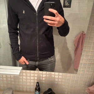 Ralph lauren hoodie - Säljer den här extremt snygga Ralph lauren hoodien för bara 599 kr!🤯 Den har bara använts ca 5 gånger så inga deffekter och skicket är suveränt. Bara att skriva om man har frågor🤩