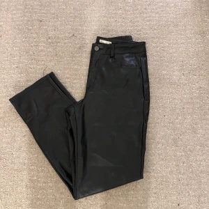 Svarta bootcut skinnbyxor från Nelly  - Snygga svarta bootcut skinnbyxor från Nelly🫶🏼💗 Storlek: 36