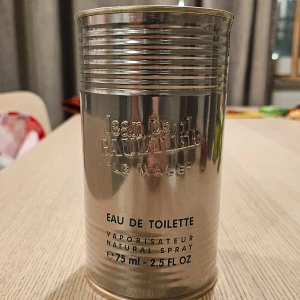 OÖPPNAD Jean Paul Gaultier Le Male EDT 75ml - Säljer en ikonisk Jean Paul Gaultier Le Male Eau de Toilette i en unik metallburk. Flaskan innehåller 75 ml av den klassiska doften med noter av lavendel, vanilj och mint. Perfekt för  den som vill ha en tidlös och maskulin doft. Kvitto finns.
