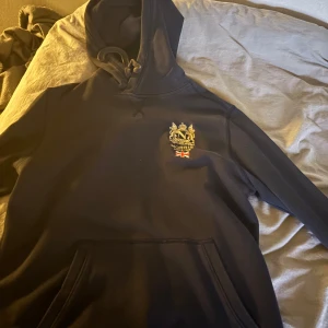 Morris hoddie - Bra skick, säljer pga att jag ej använder. Bara att skriva för fler bilder. 