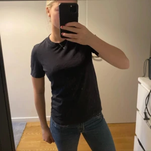 Marinblå T-shirt - En T-shirt från Arket i väldigt bra material och en snygg passform💕