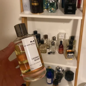 Cedrat Boise Mancera EDP 2016 Batch - Säljer en flaska Cedrat Boise Eau de Parfum från Mancera. Väldigt likt Creed Aventus, uppskattar 100ml kvar, trevligt varje dag parfym med citrus samt trä noter, perfekt som varje dag samt kommande sommaren🤩🙌, gammal batch där korken är skruv