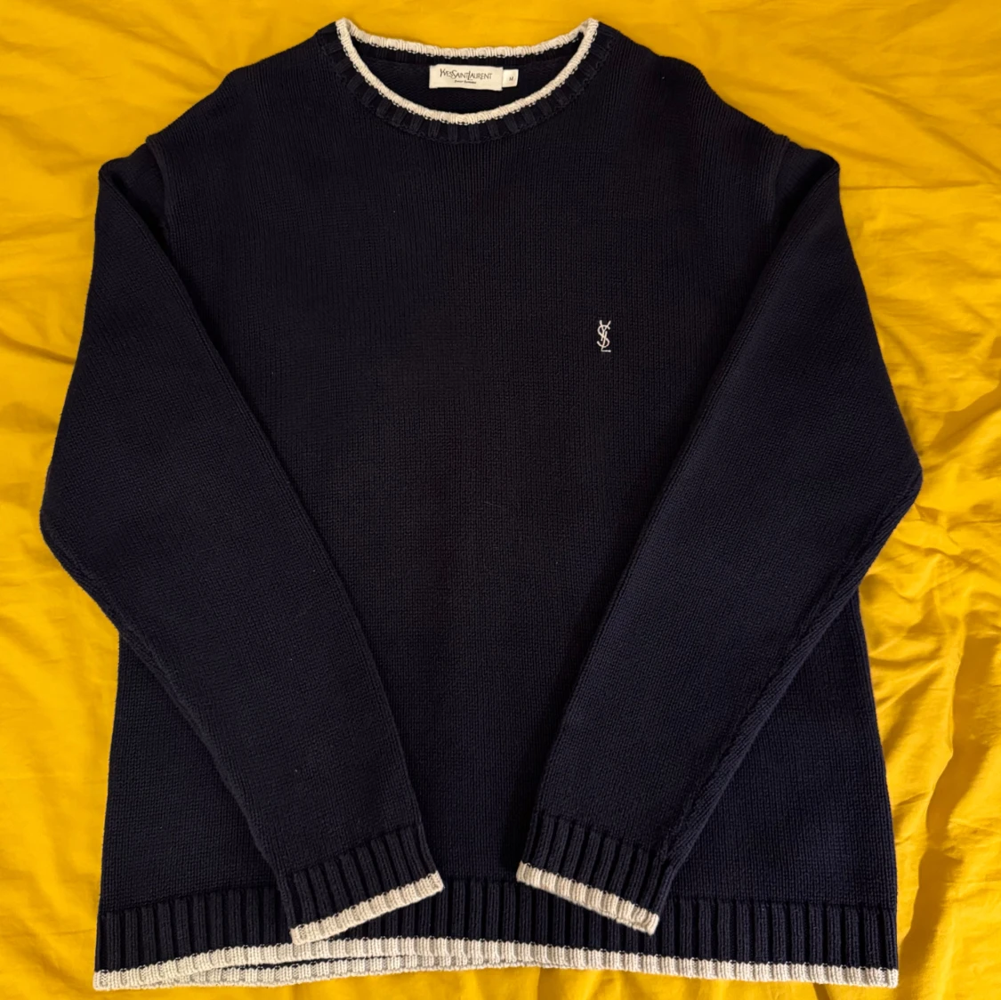 Mörkblå stickad tröja från Yves Saint Laurent