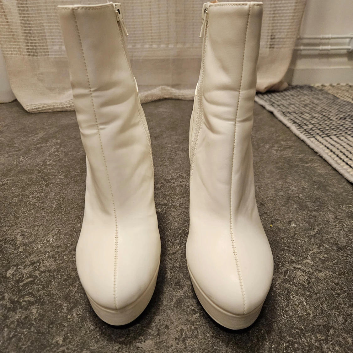 Vita klackstövlar  - 1