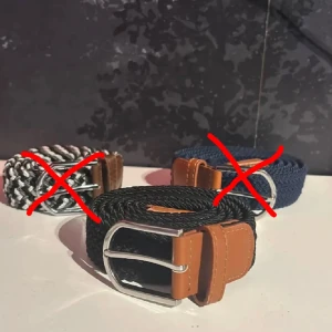 Flätat Bälte - Säljer 3 par flätade bälten i nyskick✅Vit/svarta 105cm - Mörkblå 115cm - Svarta 115cm✅1 för 89kr - 2 för 159 - 3 för 249✅Bälterna är stretchiga och bekväma att ha på sig och fräschar upp din outfit på ett stilrent sätt👌🏼😉