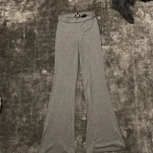 Grå yoga pants från Bubbleroom - Snygga grå yoga pants från Bubbleroom med en bekväm passform. Byxorna är midwaist har och vida ben.