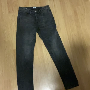 Svarta jeans från Jack & Jones - Snygga svarta jeans från Jack & Jones. Storlek 170 modell Slim Glenn dom är knappt använda så dom är i mycket bra skick 