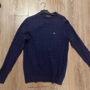 Mörkblå stickad tröja från Morris - Bra skick marinblå tröja från Morris. Storlek large och sitter som en large. Inga skador eller felaktigheter.