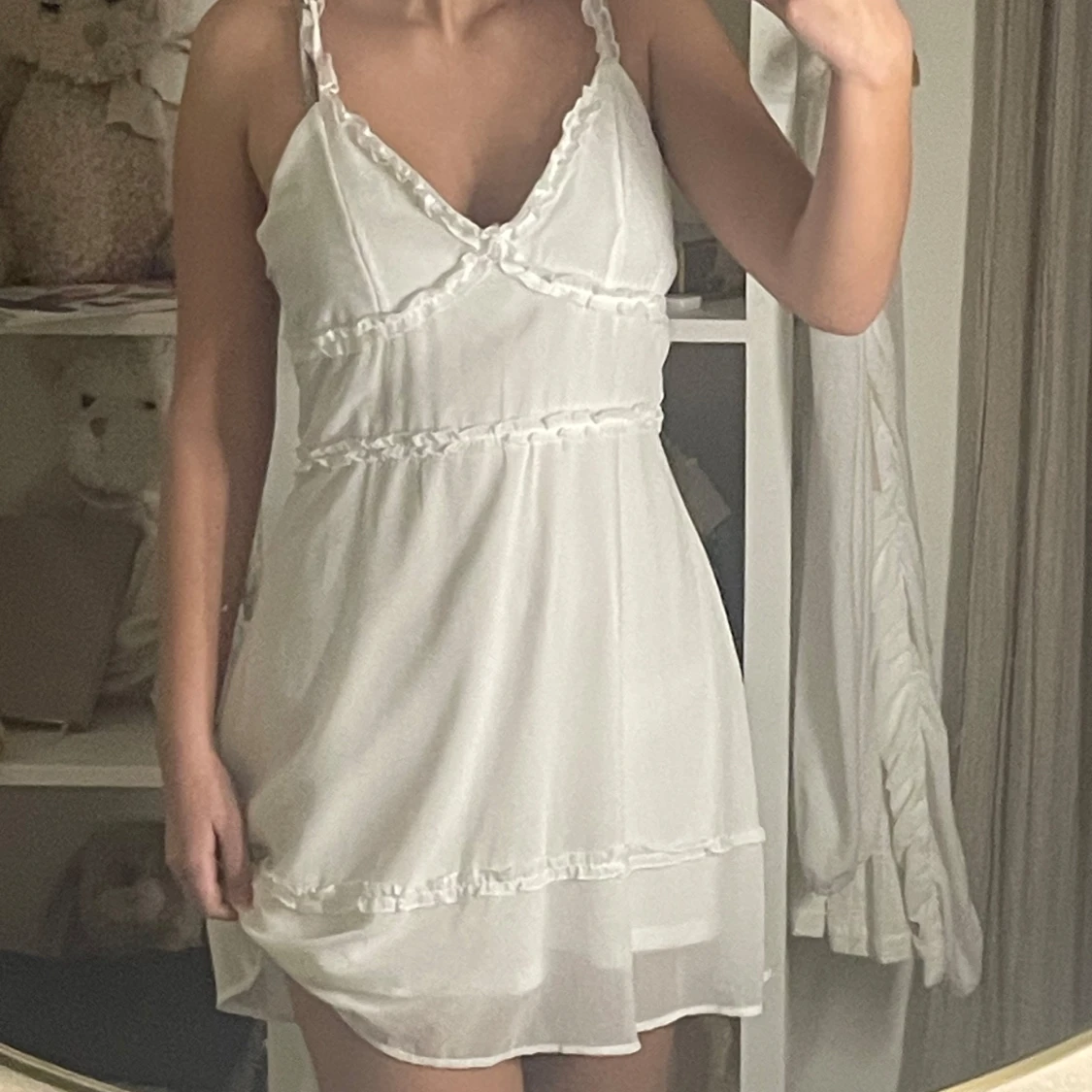 Vit klänning med volangdetaljer