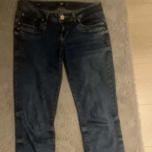 Blå jeans från LTB - Snygga blå jeans från LTB i modellen Valerie. Dom är använda men inte så mycket, säljer för kan ej ha dom! Köpte för 1200. Tryck inte på köp nu om du inte har skrivit med mig först!💓