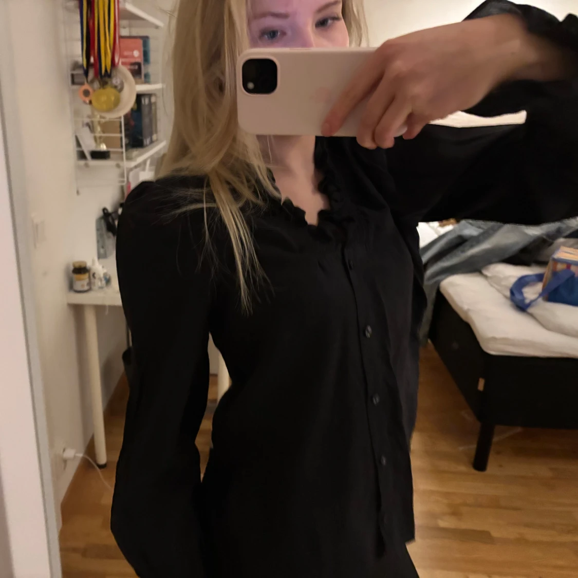 Svart blus men volang detaljer - 1