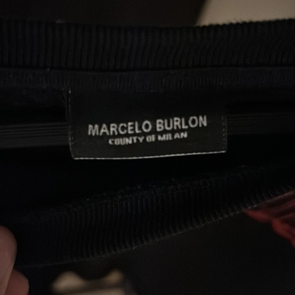 Svart tröja med röd vingdesign från Marcelo Burlon - 2