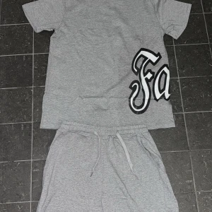 Grått Sommarset - Detta är ett grått sommar-set som är på utförsäljning från märket Falseknowledge. Kläderna som används för foto är prop så var inte oroliga. Kläderna är gjorda i luftigt och skönt material inför sommaren! Dom finns i storlek S,M,L!