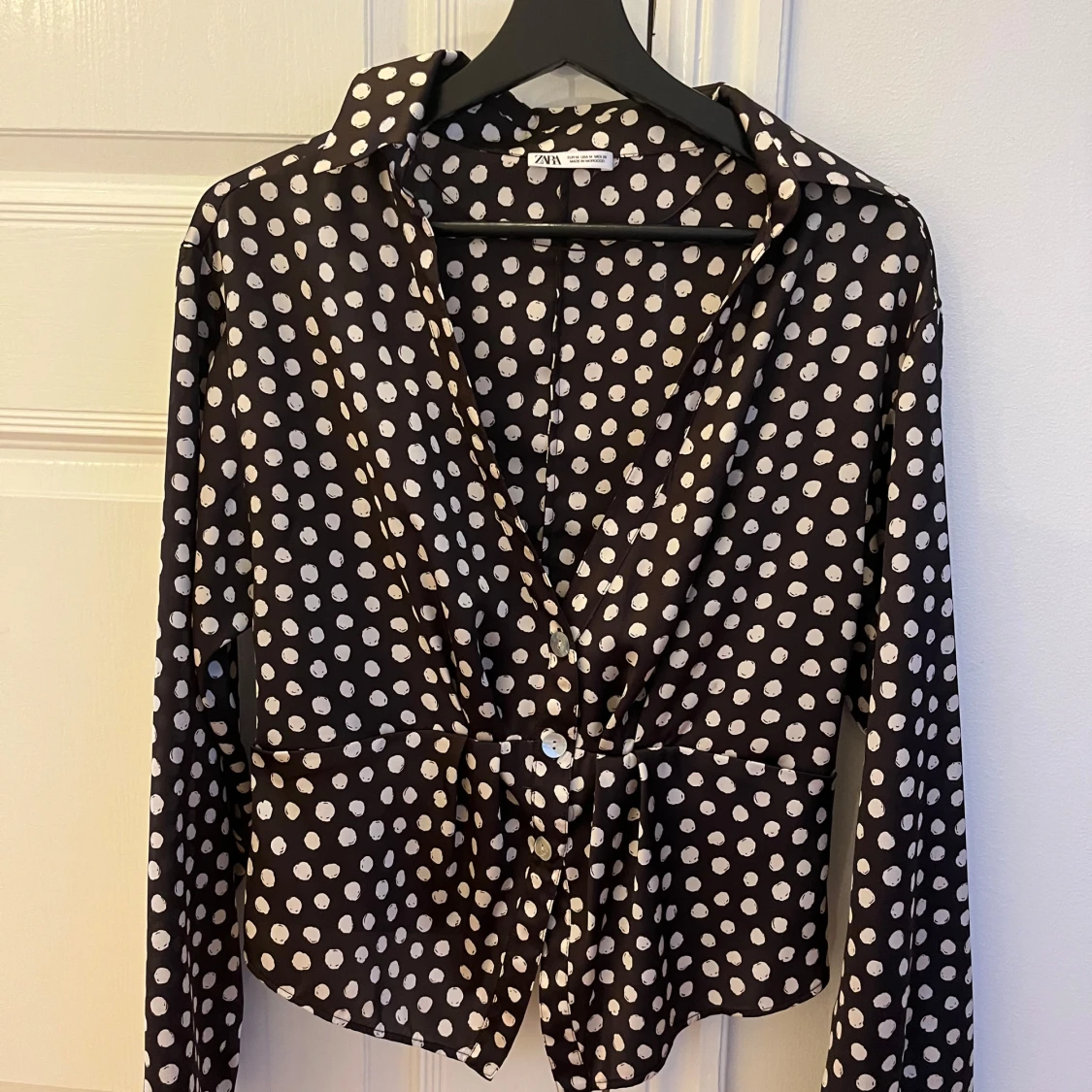 Brun och vit prickig blus från Zara