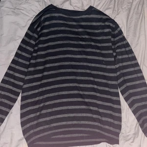Svart och grå randig tröja från Dressmann - Säljer en svart/mörkgrå randig tröja från Dressmann. Aldrig använd. Storlek säger L men passar mer som en M. (Kan sträckas ut för att passa mer som en L vid behov) Dm om fler bilder behövs 