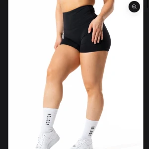 Svarta träningsshorts från Relode  - Relode vibe shorts i färgen svart. Har lite scrunch. Säljer då de var lite för små för mig. Oanvända endast provad.