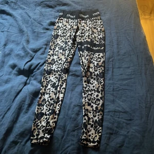 Leopardmönstrade leggings från Stronger - Träningsbyxor från stronger i storlek xs.  Använda men i fint skick