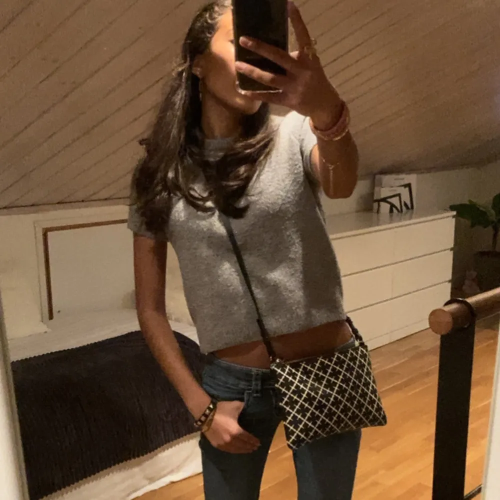 Säljer en stilren grå stickad tröja från Zara. Tröjan har korta ärmar och en rund halsringning, perfekt för lager på lager eller som den är. Enkelt och snyggt basplagg för garderoben. Skriv privat om frågor ❤️. Neuletakit & Villapaidat.