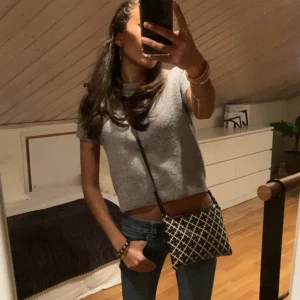 Grå stickad tröja från Zara - Säljer en stilren grå stickad tröja från Zara. Tröjan har korta ärmar och en rund halsringning, perfekt för lager på lager eller som den är. Enkelt och snyggt basplagg för garderoben. Skriv privat om frågor ❤️