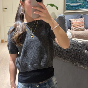 Jättefin stickad kortärmad  - Använd några gånger. Är fortfarande i bra skick! 