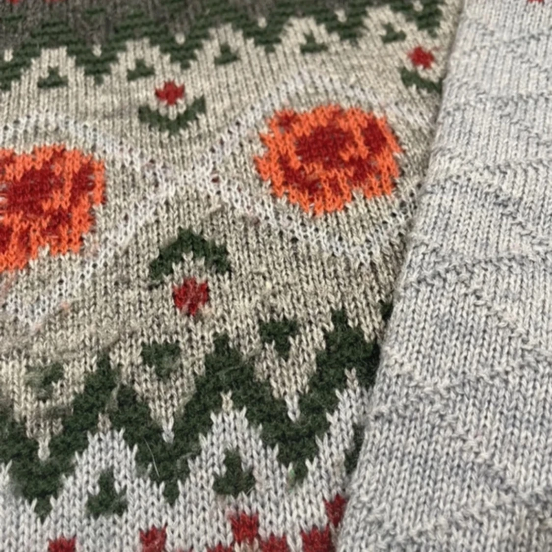 Stickad tröja i grått och svart - 2