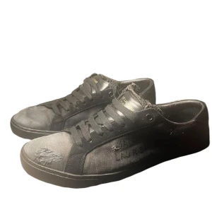 Saint Laurent SL/06 - Säljer ett par svarta Saint Laurent SL/06. De har snörning och en stilren design och snygga slitna detaljer som passar perfekt till vardags. Skorna är i bra skick och redo för nya äventyr. Perfekta för höst och vår!