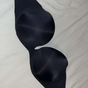 Svart BH från Intimissimi - Säljer en elegant svart BH från Intimissimi. Den har justerbara axelband och en slät design som ger en bekväm passform. Perfekt för dagligt bruk eller speciella tillfällen.
