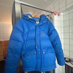 Fjällräven expedition down lite jacket - Säljer en blå Fjällräven Expedition down lite jacka som är andvänd i ca 1 månad så typ ny. Inga defekter alls. Storlek men’s S men passar som dam S .Skriv om frågor eller intresse💗dust bag följer med