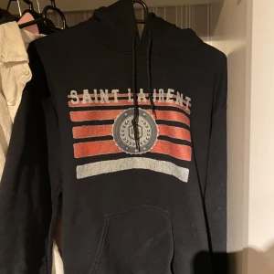 Svart hoodie från Saint Laurent - Säljer nu min svarta ysl tröja i storlek s men passar xs sick 9/10 ny pris 5000 mitt pris 2500