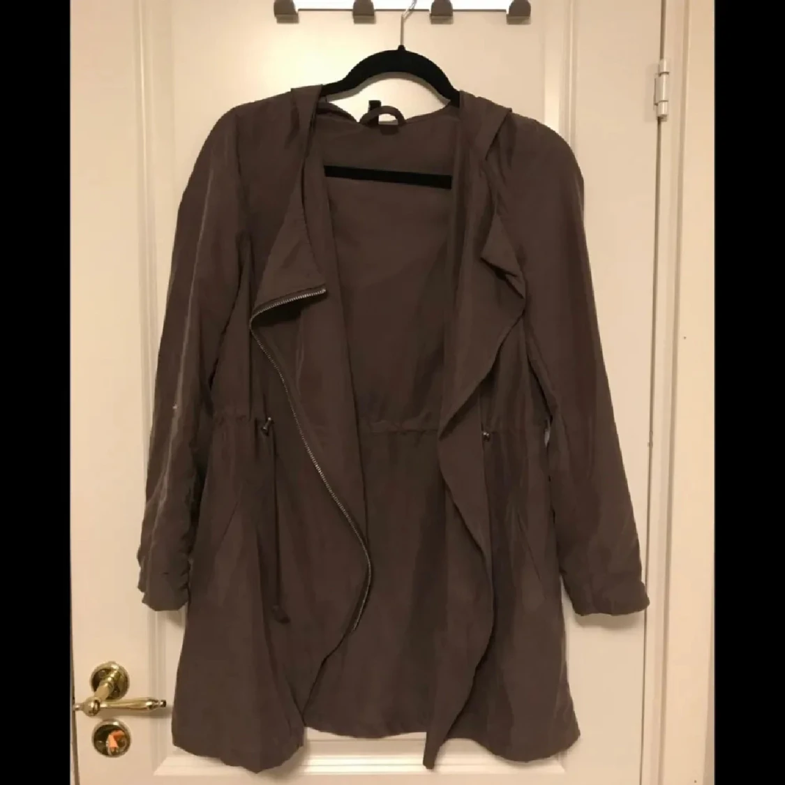 Grön och brun trenchcoat med huva - 1