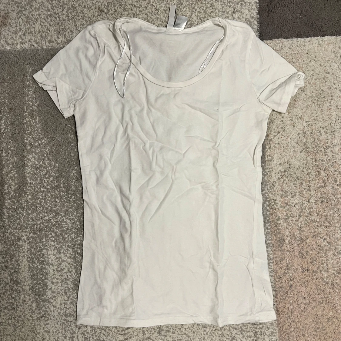 Vit och grå t-shirt med tryck