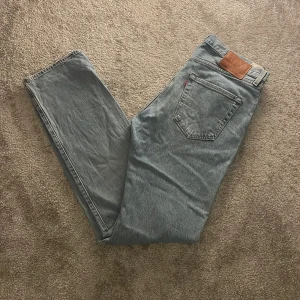 Levi's jeans 501 - Tja säljer ett par riktigt schyssta Levi's jeans 501 i färgen ljus blå. Skick, riktigt bra, Storlek W33 L34. Hör av er vid minsta lilla fråga eller fundering:) 
