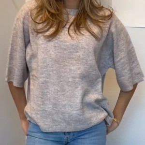 Lager 157 tröja - Mysig tröja med trekvartsärm, perfekt för kyligare dagar. Tillverkad i en mjuk ullblandning som ger en skön känsla mot huden. Passar bra till jeans för en avslappnad look.